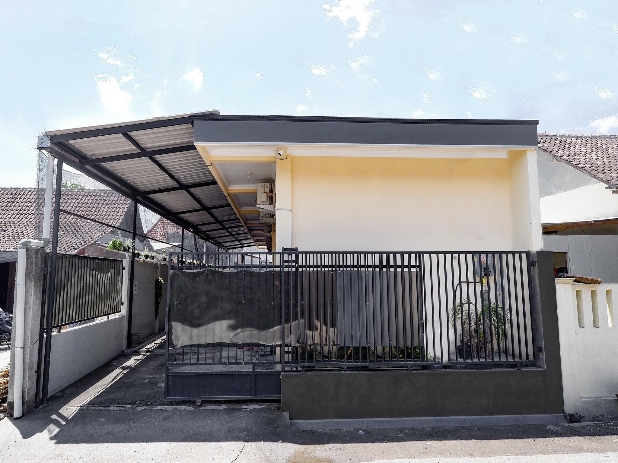 Super Oyo Capital O 2258 Santana Syariah Guest House Kartosuro Exterior foto