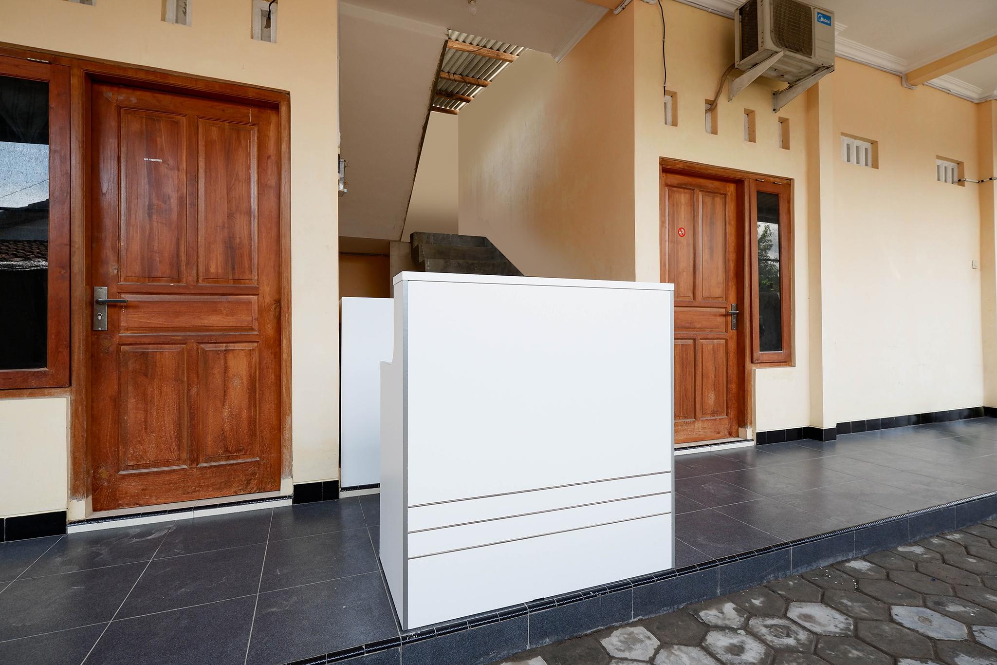 Super Oyo Capital O 2258 Santana Syariah Guest House Kartosuro Exterior foto